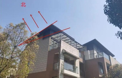 上海一別墅區(qū)居民在房頂裝光伏板“發(fā)電”？還是在朝北坡面強行加高……專家：小心被掀翻