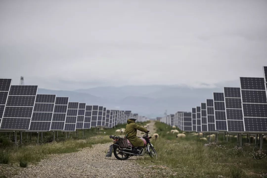 光伏技術(shù)可以將太陽輻射直接轉(zhuǎn)換為清潔的電能，成為了人們研究的熱點以及產(chǎn)業(yè)布局的重點